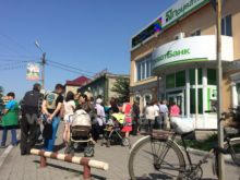 Отделения и банкоматы “Приватбанка” в Красноармейске снова работают, но очереди в них меньше не становятся (видео)