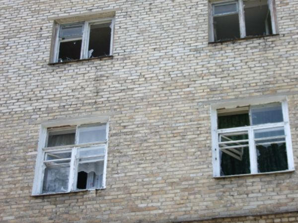Последствия взрыва в Донецке: разрушения, обгоревшие машины, 3 человека скончались (фото)