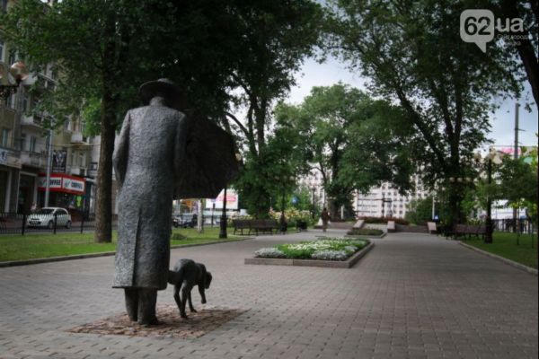 В Донецке появился памятник другу человека (фото)