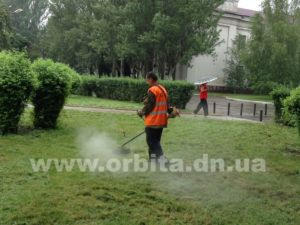 Коммунальщики Красноармейска работают, несмотря на дождь и лужи (видео)