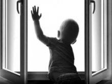 В Селидово маленький ребенок выпал из окна третьего этажа (добавлено видео)