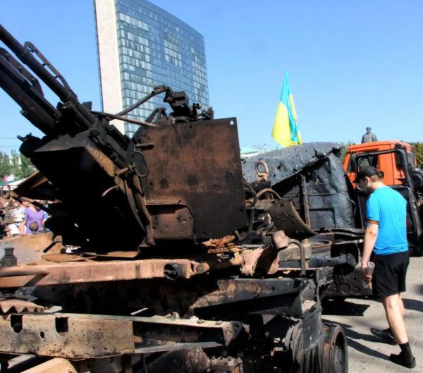 Центр Донецка превратился в кладбище военной техники (фото, видео)