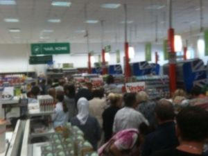 Жители Донецка из-за отсутствия наличных денег вынуждены стоять в огромных очередях в супермаркетах (видео)