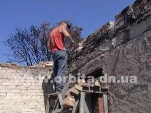 Жители восстанавливают Карловку, разрушенную в результате боевых действий (видео)