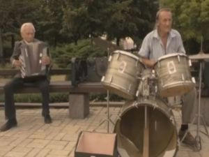 Донецкие пенсионеры под обстрелами исполняют музыкальные хиты (видео)