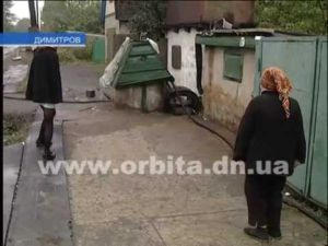 Жители Димитрова со скандалами делят воду в колодцах (видео)