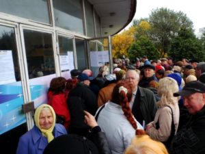 Дончане выстраиваются в огромные очереди за гуманитарной помощью (фото, видео)