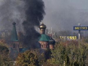 Донецк снова окутан черным дымом, перемирием и не пахнет (фото)
