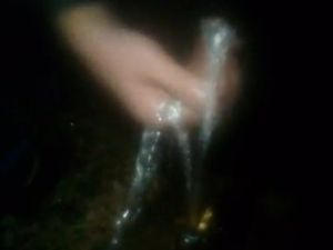 Жители Красноармейска нашли воду в трубопроводе и передали нецензурный «привет» градоначальнику (видео)