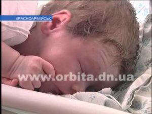 В Димитрове «мать-кукушка» отказалась от совершенно здоровой новорожденной девочки (видео)