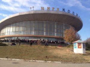 Голодные жители Донецка выстаивают огромные очереди за бесплатной едой (фото)