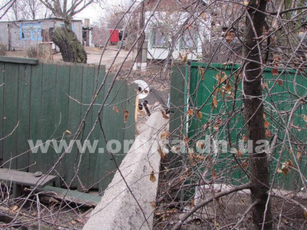В Красноармейске фура сбила электроопору, которая упала во двор частного дома (фото)