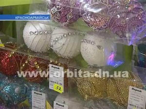 В Красноармейске в продаже появились первые новогодние елки. Порадуют ли цены? (видео)