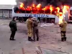 Боевики на Донбассе ради удачной фотосессии сожгли автобус (видео)