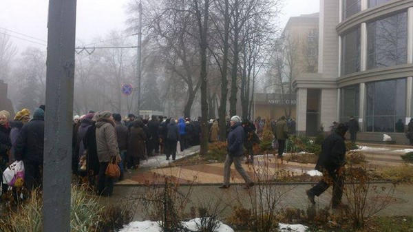 "Гуманитарная" очередь в оккупированном Донецке (фото, видео)