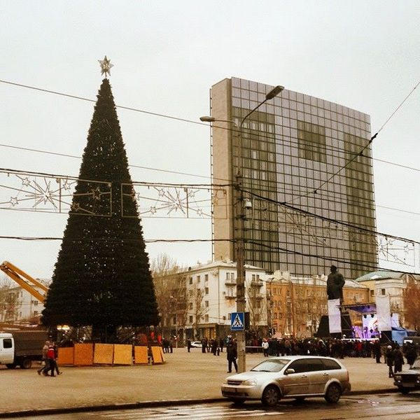 На главной площади Донецка начали устанавливать новогоднюю елку (фото)