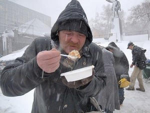 Малоимущие жители Красноармейска лишились бесплатных обедов (видео)