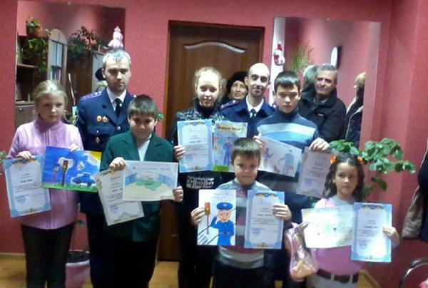Дети из Селидово и Новогродовки нарисовали работников местной милиции (фото)