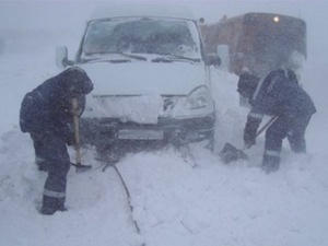В Селидово спасатели МЧС помогли вытащить грузовой автомобиль из снежного сугроба