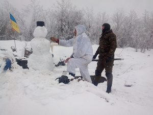 «Киборги», которые защищают донецкий аэропорт, «подарили» боевикам снеговика (фото)