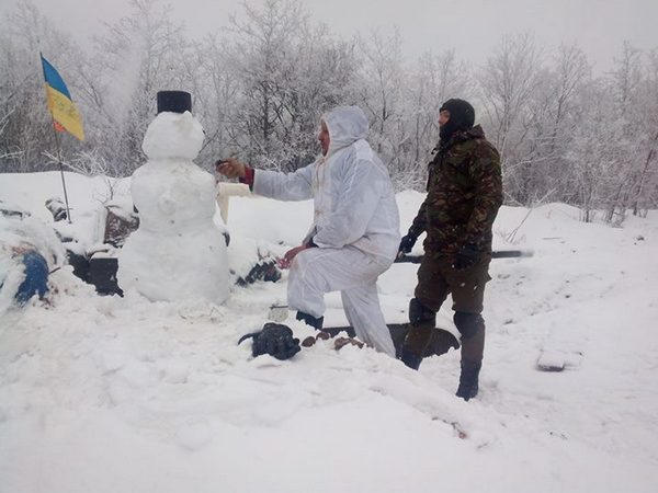 "Киборги", которые защищают донецкий аэропорт, "подарили" боевикам снеговика (фото)