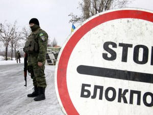 Блокада Донецка возобновилась: впускают и выпускают только при наличии прописки (добавлено видео)