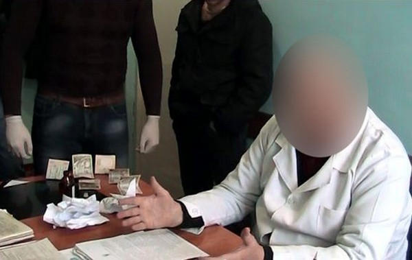 Ранее судимый врач из Доброполья в очередной раз попался на взятке (фото)