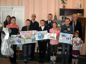 Дети из Селидово и Новогродовки нарисовали работников местной милиции (фото)