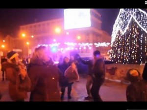 Жители оккупированного Донецка весело встречают Новый год (видео)
