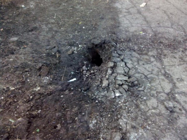 Последствия артобстрела Горняка: повреждены детский сад и жилые дома, на улице в луже крови лежит труп