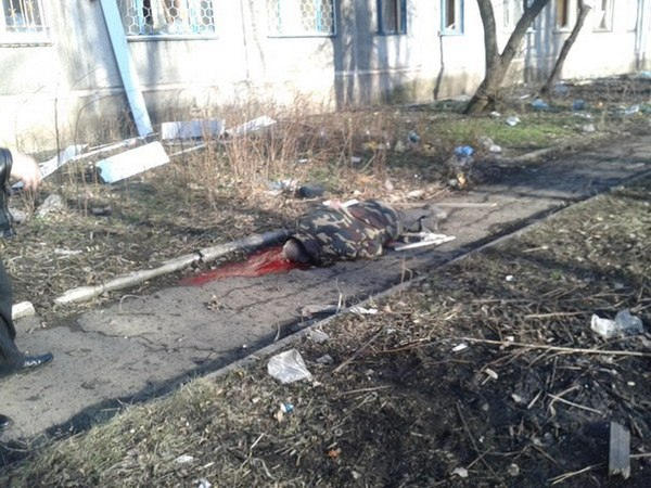 Последствия артобстрела Горняка: повреждены детский сад и жилые дома, на улице в луже крови лежит труп