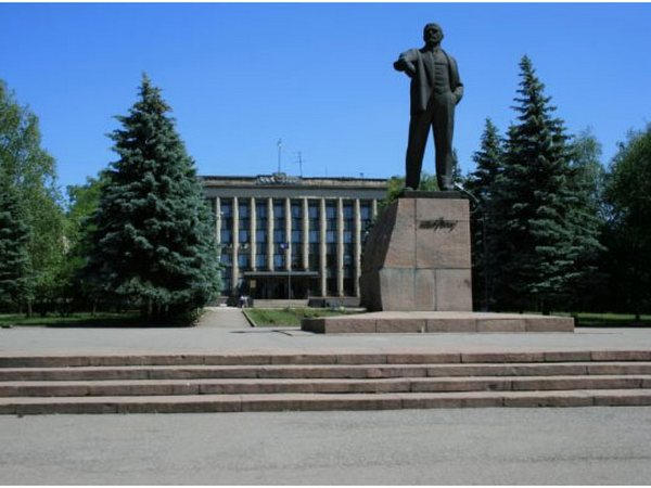 В Селидово пытались снести памятник Ленину