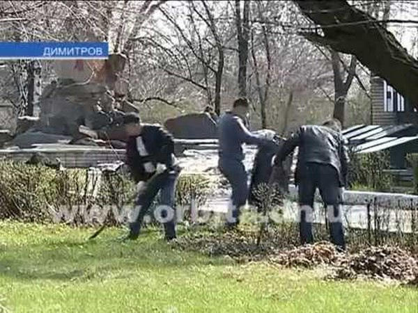 Мэр Димитрова и местные депутаты вышли на уборку города (видео)