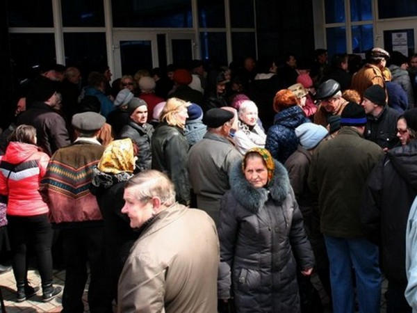 Пенсия в ДНР: дончане толпятся и занимают очередь на выходных, но денег хватает не всем (фото)