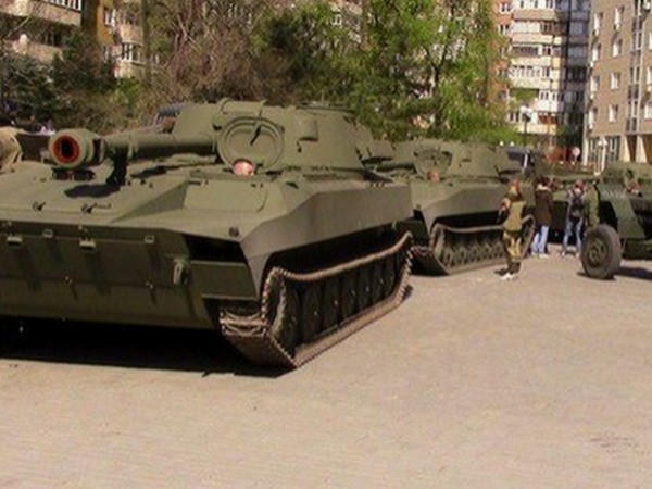 Боевики ДНР стягивают в Донецк «Грады», бронетехнику и артиллерию (фото, видео)
