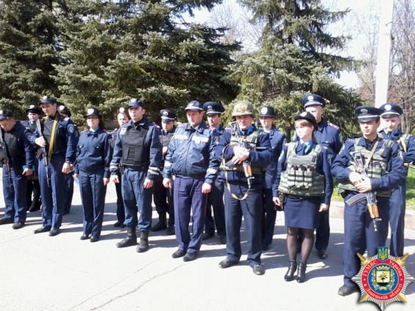 На главной площади Селидово прошел публичный инструктаж работников местной милиции