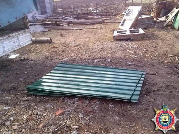 Житель Селидово пытался украсть металлические ограждения, установленные вокруг мусорных баков