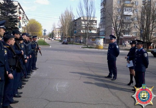 На главной площади Селидово прошел публичный инструктаж работников местной милиции