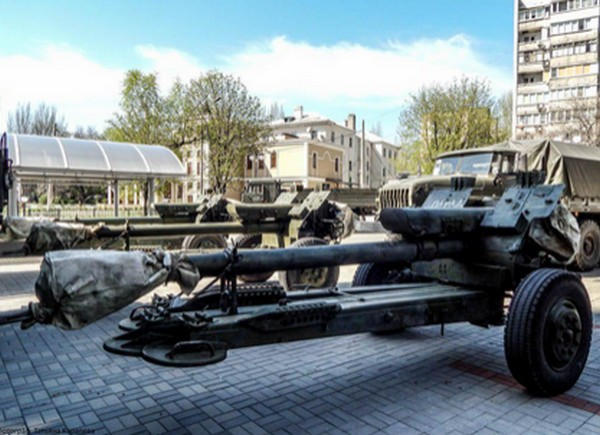 Боевики ДНР стягивают в Донецк "Грады", бронетехнику и артиллерию (фото, видео)