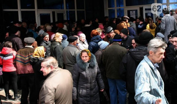 Пенсия в ДНР: дончане толпятся и занимают очередь на выходных, но денег хватает не всем (фото)