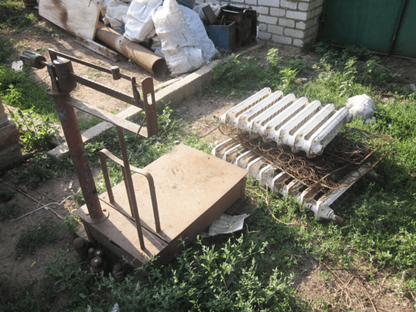 Житель Горняка на территории частного домовладения организовал нелегальный пункт приема металлолома