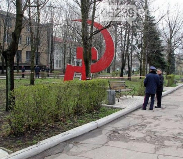 В Красноармейске украинские патриоты преподнесли неприятный подарок коммунистам (фото)