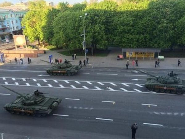 Центр оккупированного Донецка заполонила бронетехника — ДНР готовится к параду (фото)