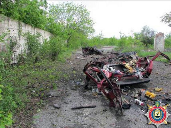 Последствия взрыва автомобиля в Горняке (фото)