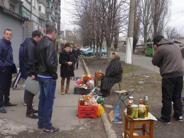 Донецк времен ДНР: боевики купаются в роскоши, а простые дончане пытаются выжить (фото)