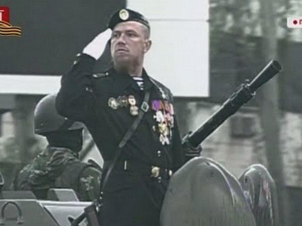 Военный парад антигероев в Донецке: пьяный Захарченко и «герой» Моторола (видео)