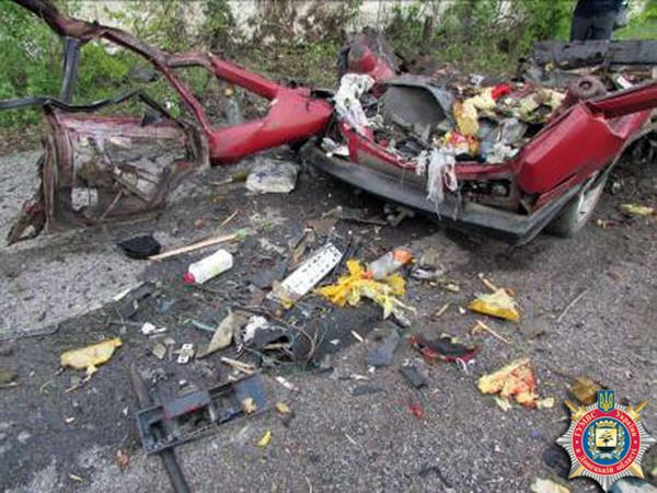 Последствия взрыва автомобиля в Горняке (фото)