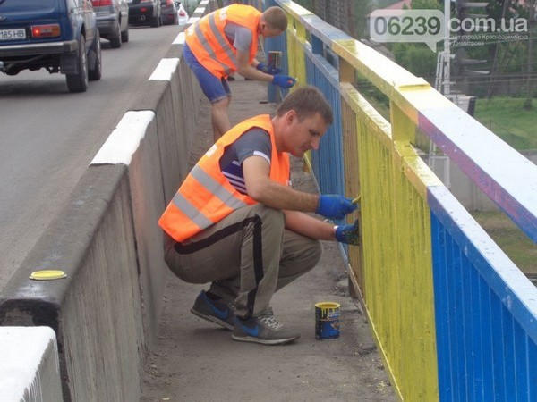 Верующие Красноармейска раскрасили мост в патриотичные цвета