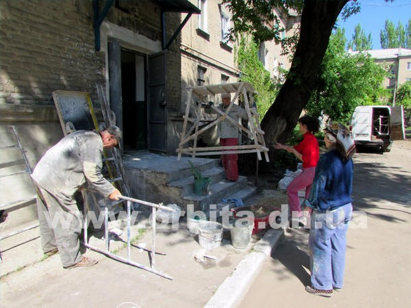 В Красноармейске продолжается ремонтные работы в многоэтажных домах (фото, видео)