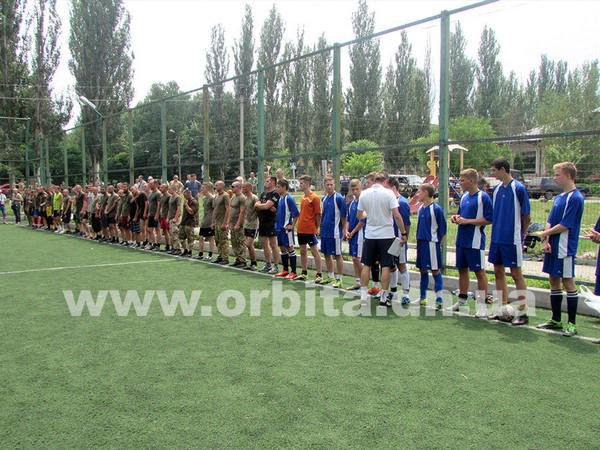 Как молодежь Красноармейска с военными в футбол играли (фото)
